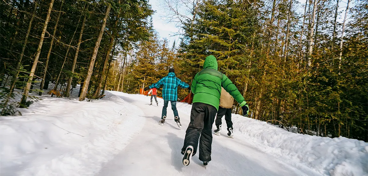  아이들이 숲 속 눈 덮인 얼음길을 따라 경주를 펼칩니다.