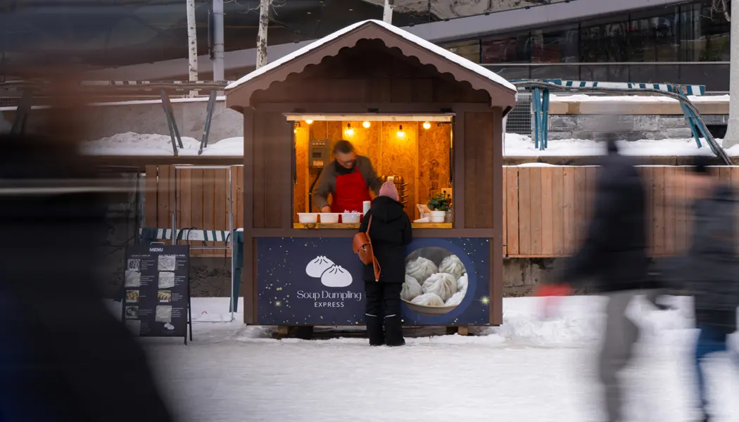 オタワのウィンタールード冬祭り期間中、魅力的な屋外食品販売者がスープ餃子を販売しています。
