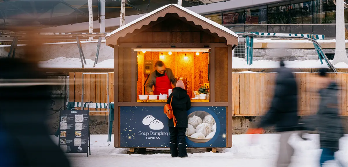 Un atractivo vendedor de comida al aire libre ofrece albóndigas de sopa durante el festival de invierno Winterlude en Ottawa.