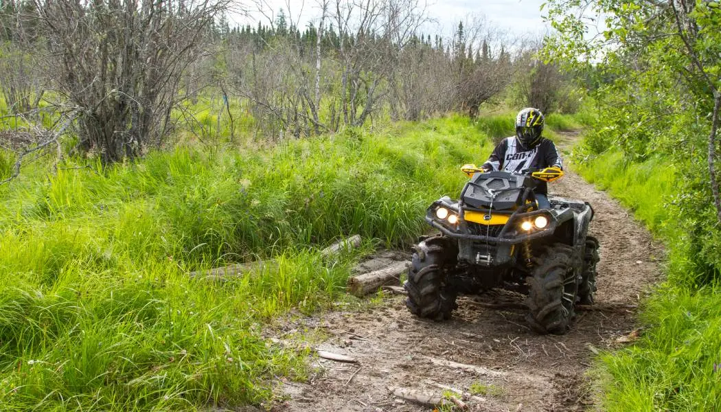 Ein ATV-Fahrer navigiert über einen schlammigen Wildnispfad in der Nähe von Kapuskasing im Nordosten Ontarios.