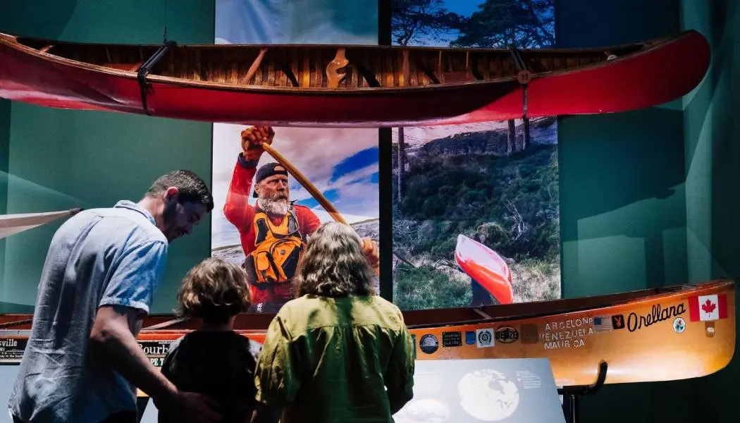 博物館のギャラリーには天井から吊るされたカヌーやカヤックが展示されています。