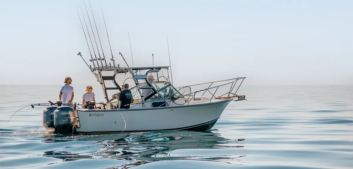 Un groupe de pêcheurs profite d'une journée d'été de pêche sur le lac Ontario à bord d'un bateau de location local.