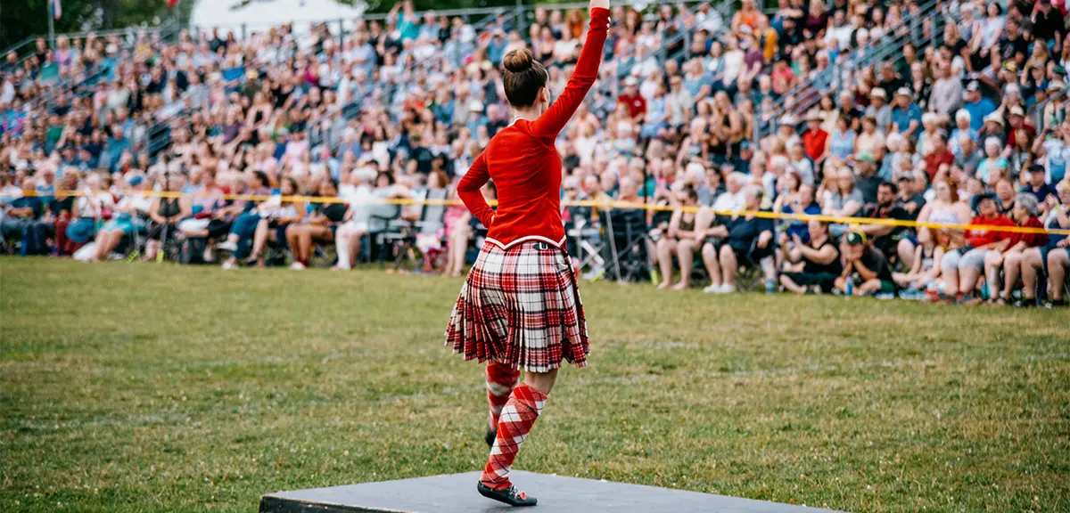 Eine Highland-Tänzerin tritt vor einem großen Publikum beim Fergus Scottish Festival in Fergus auf.