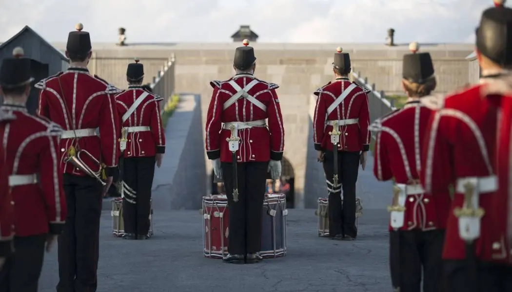 Eine Gruppe von Schauspielern in historischen Kostümen stellt eine militärische Trommel- und Exerziervorführung an der Fort Henry National Historic Site in Kingston nach.