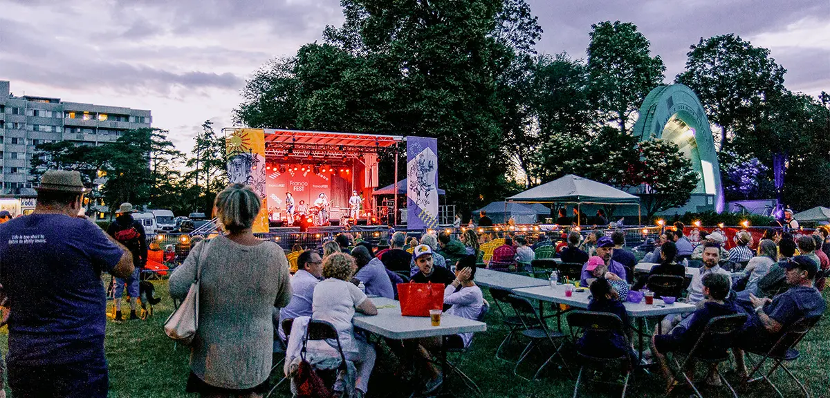 Una multitud se congregó para un concierto nocturno al aire libre durante el FrancoFEST en Hamilton.