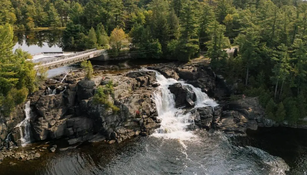 Vista aérea de una impresionante cascada rodeada de un frondoso bosque en Bracebridge.