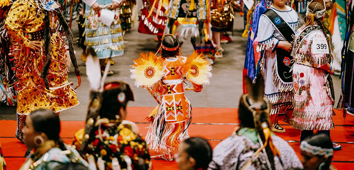 Bailarines ataviados con sus trajes tradicionales participan en un pow wow indígena en Sault Ste. Marie.
