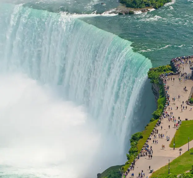 Vista aérea de personas contemplando las cataratas del Niágara.