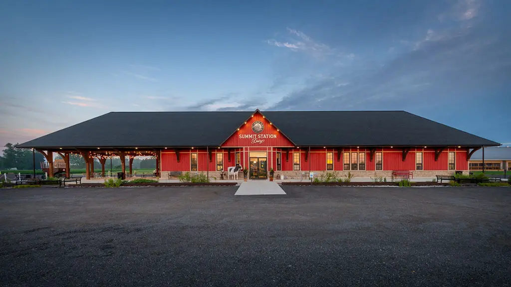 Exterior de la granja lechera Summit Station.