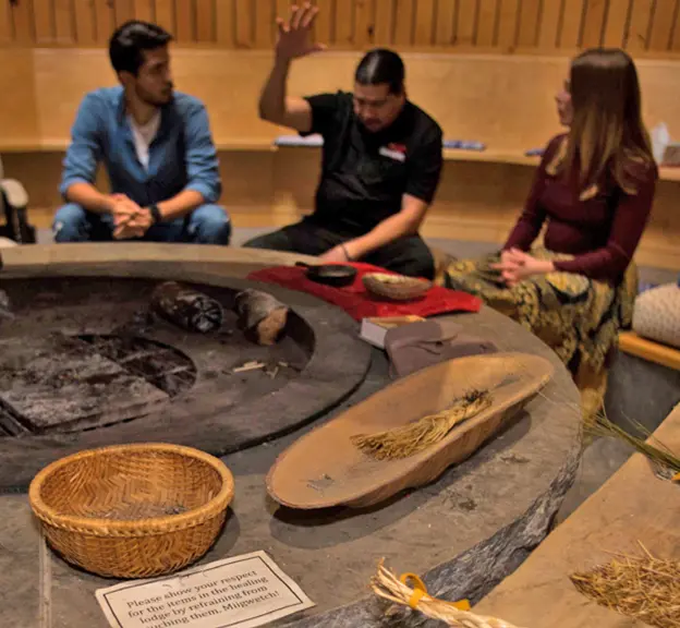 Besucher genießen eine Tour zur indigenen Kultur auf Manitoulin Island.