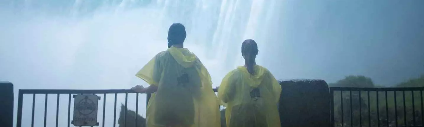 Deux personnes portant des ponchos de pluie devant les chutes du Niagara