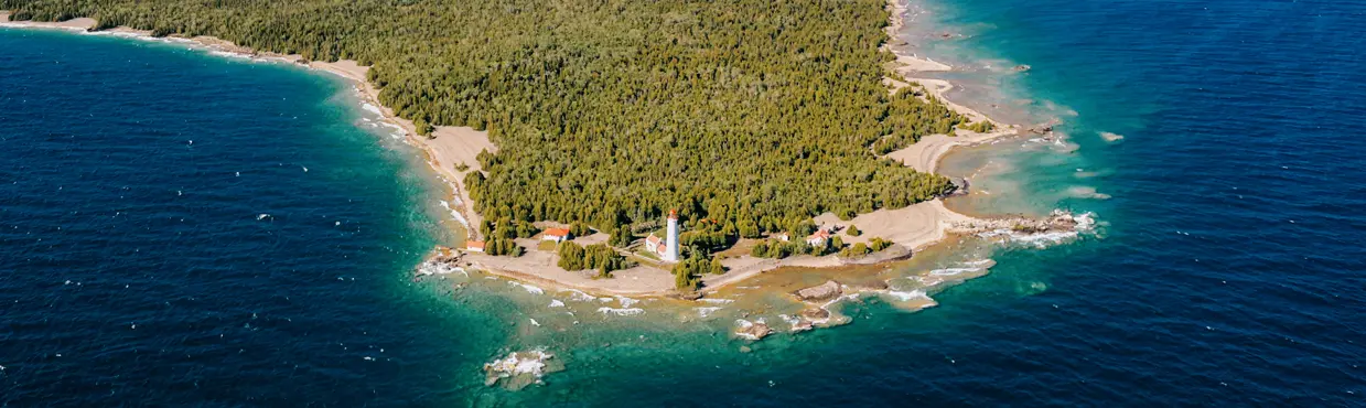 Vista aérea de las islas y la costa turquesa del Parque Marino Nacional Fathom Five, cerca de Tobermory, rodeadas por las profundas aguas del lago Huron.