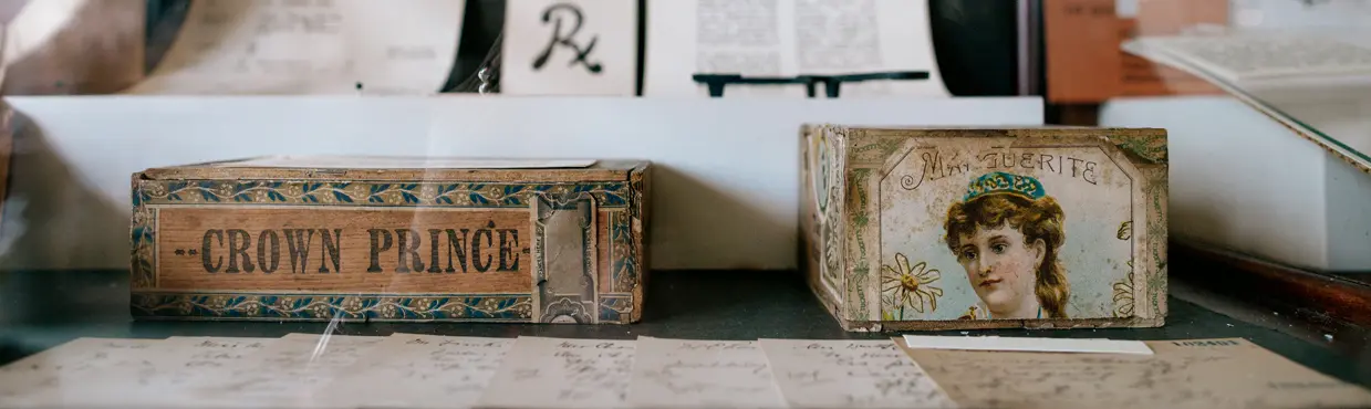  Latas antiguas del Príncipe Heredero y de Margarita exhibidas en un gabinete antiguo en el museo Niagara Apothecary en Niagara-on-the-Lake.