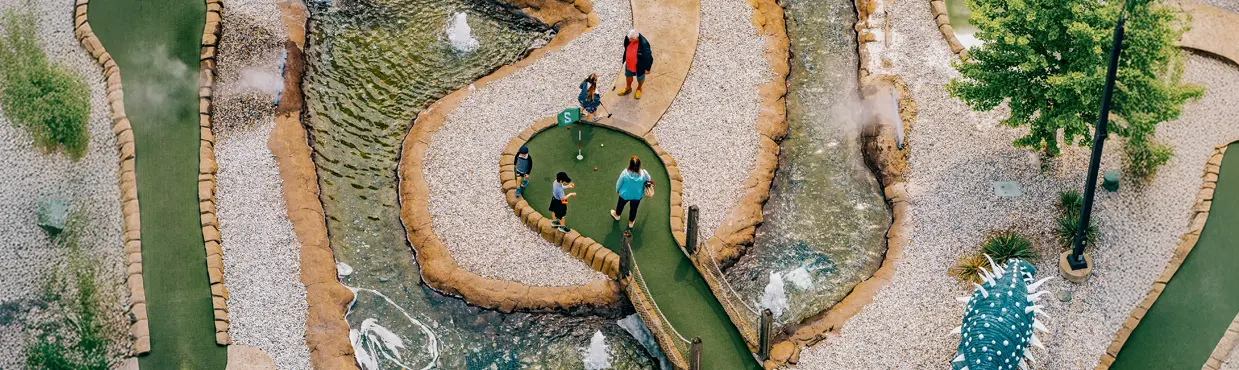 屋内のロッククライミングウォールに逆さまの子供