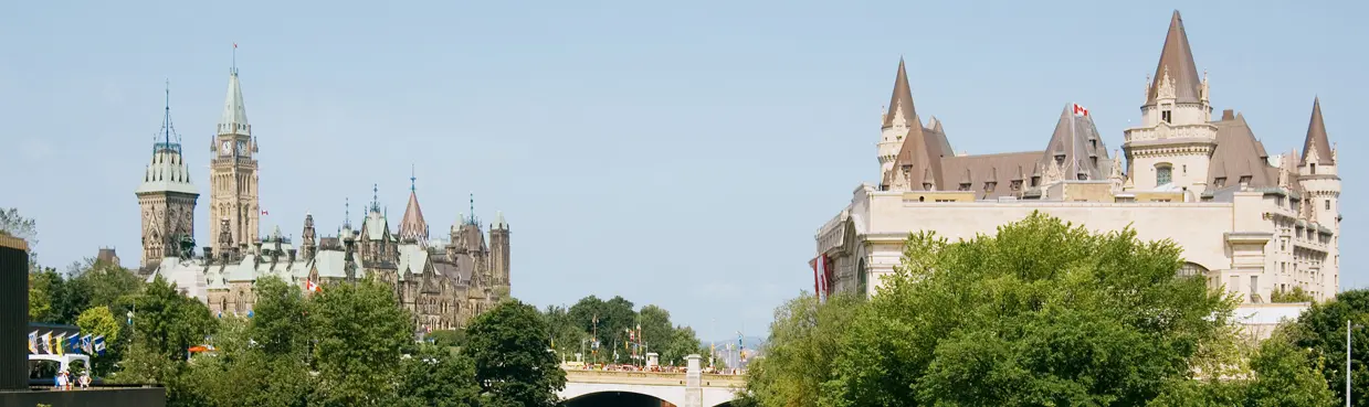 El Fairmont Château Laurier y los edificios del Parlamento se alzan sobre el Puente Plaza que cruza el Canal Rideau en Ottawa.