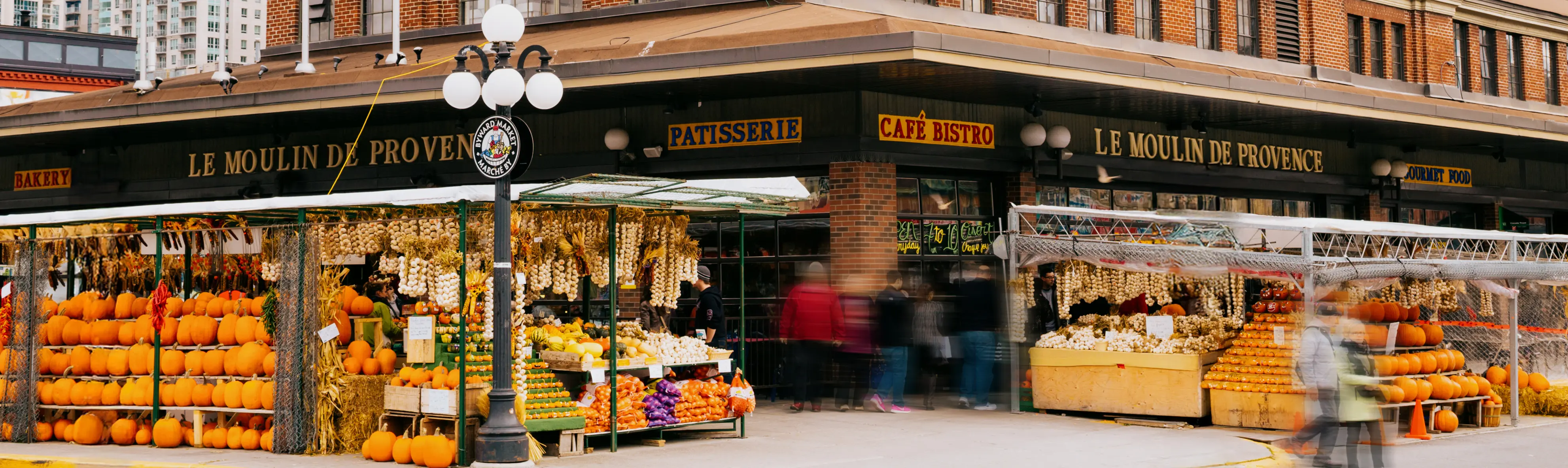 Las calabazas y otros productos de otoño se alinean en los estantes afuera del mercado de ladrillo ByWard.
