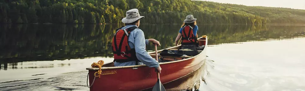 Ein Paar paddelt auf einem malerischen Wasserweg