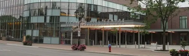 Vordereingang zum Gebäude des Richmond Hill Centre for the Performing Arts. 