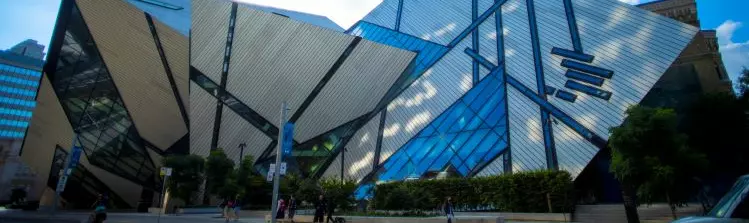Façade aux formes géométriques du Musée royal de l’Ontario pendant la journée.