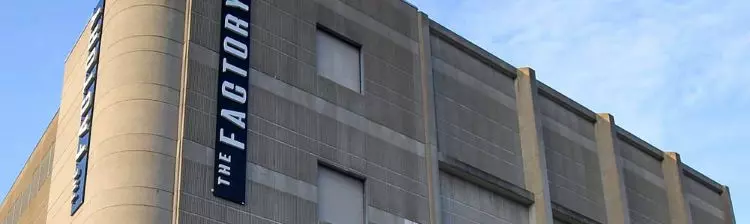 再利用された歴史的な工場の建物の側面図。