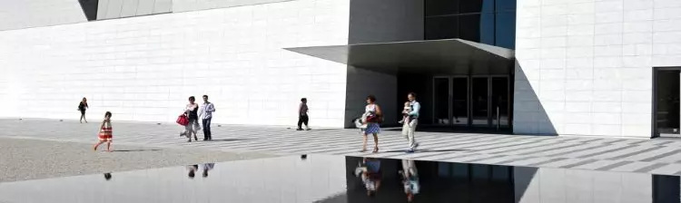 Die Vorderseite des Aga Khan Museumsgebäudes spiegelt sich in Wasserpfützen.