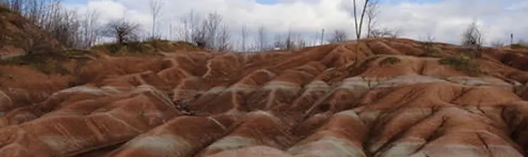 Photo en gros plan d’un terrain sec et riche en argile appelé badlands. 