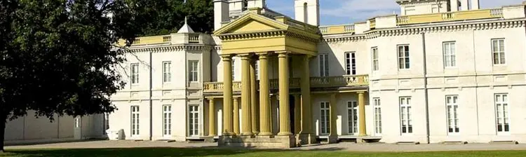 Ein Blick auf den formellen Eingang eines historischen Herrenhauses.