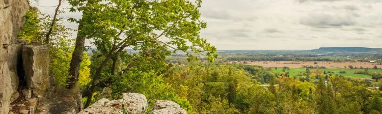 Ein Blick auf Felder und die Niagara-Schichtstufe von einem Aussichtspunkt am Rattlesnake Point.