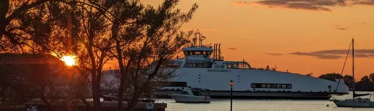 夕暮れの水上のボート。