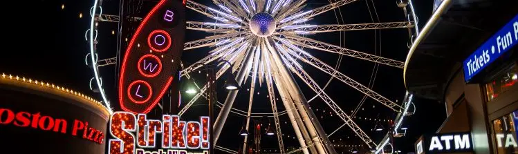 夜にライトアップされる観覧車。 