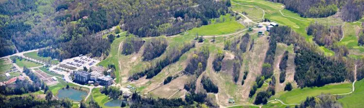 여름철 호클리 밸리 리조트의 항공사진입니다.