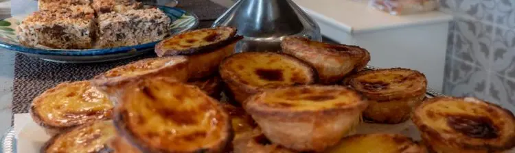 피터버러의 신선하고 맛있는 버터 타르트 트레이.