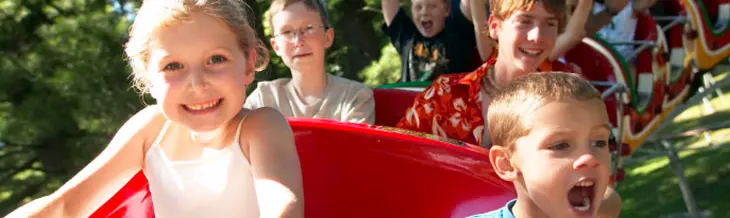 ブレイスブリッジのサンタズ・ビレッジでジェットコースターに乗る子供たち。