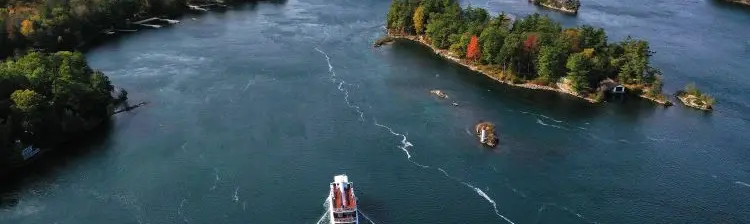 Ein Boot, das durch Inseln im Wasser fährt.