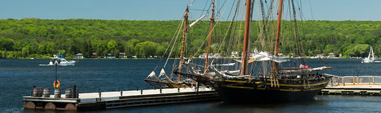 Grand voilier amarré au Havre de la découverte.