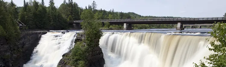 온타리오 북부의 산책로와 전망대 아래에 있는 장엄한 폭포입니다.
