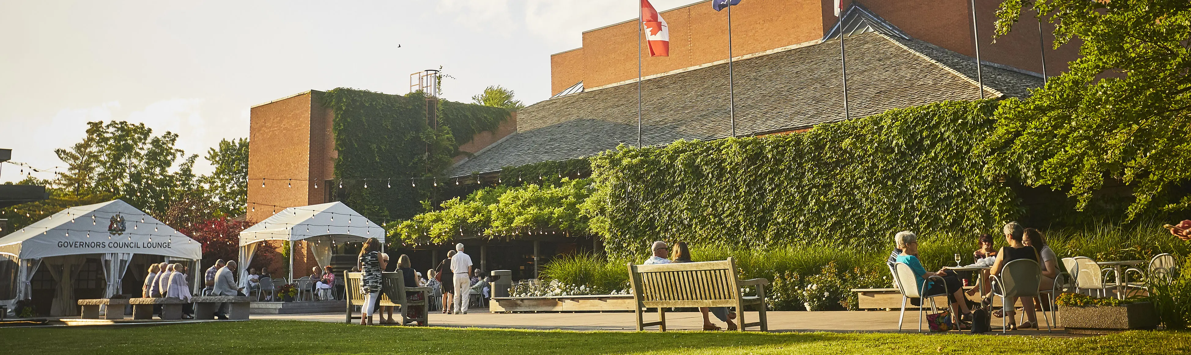 Die Vorderseite des Shaw Festival Theatre bei Tageslicht