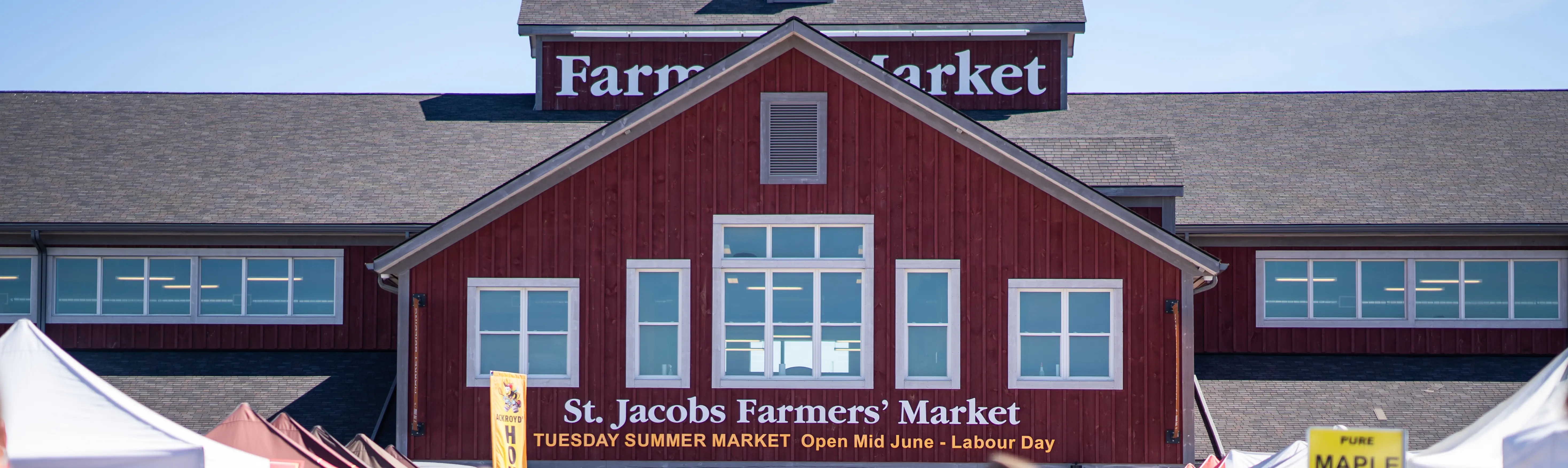 日中にセント・ジェイコブス・ファーマーズ・マーケットを物色する大勢の人々。  