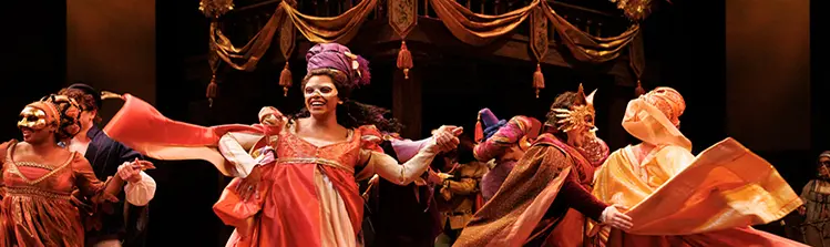 Les acteurs de la pièce Roméo et Juliette dansent sur scène au Festival de Stratford.