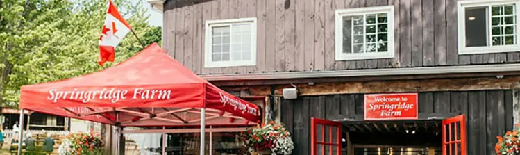 Les portes rouges s'ouvrent sur le magasin de la grange de Springridge Farm.