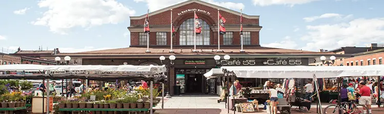 オタワのバイワード マーケットの屋外屋台のストリートビュー。