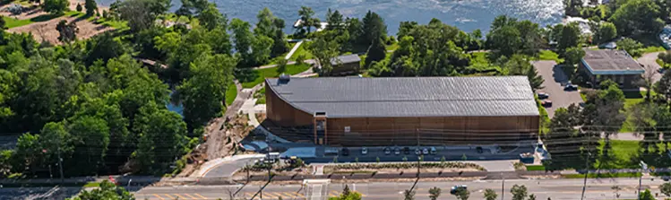 Vue aérienne du musée du canot devant un lac.