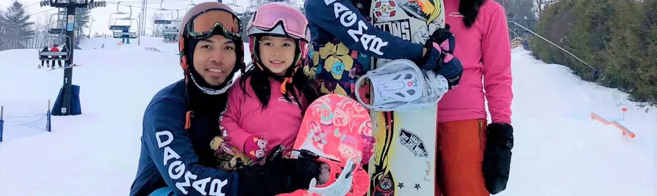 Une famille de planchistes pose pour la caméra.