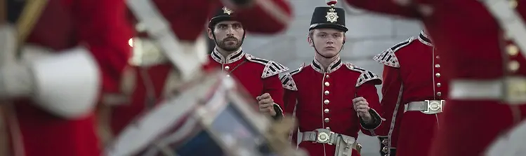 Des soldats costumés reconstituent un exercice miliaire au lieu historique national du Fort-Henry à Kingston.