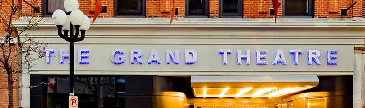 Vue depuis la rue de la façade du Kingston Grand Theatre.