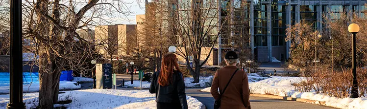 冬、2人の女性がカナダ国立美術館に向かって歩いています。