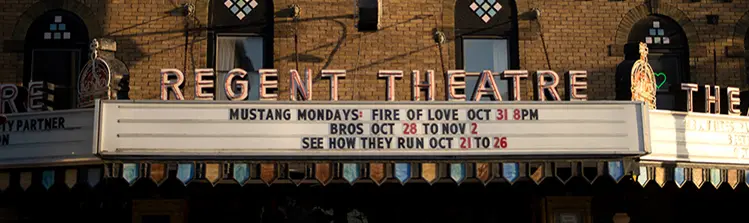 프린스 에드워드 카운티의 역사적인 극장 정면, 원래 대형 간판이 붙어 있음.