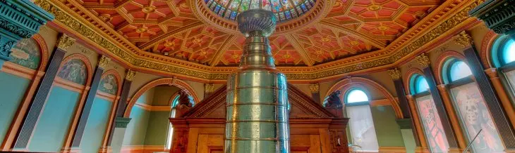 La Copa Stanley en exhibición en el Salón de la Fama del Hockey 