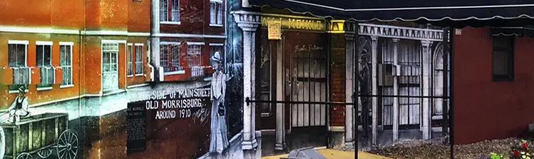 벽화가 작은 마을 극장 바깥 벽을 장식하고 있습니다.