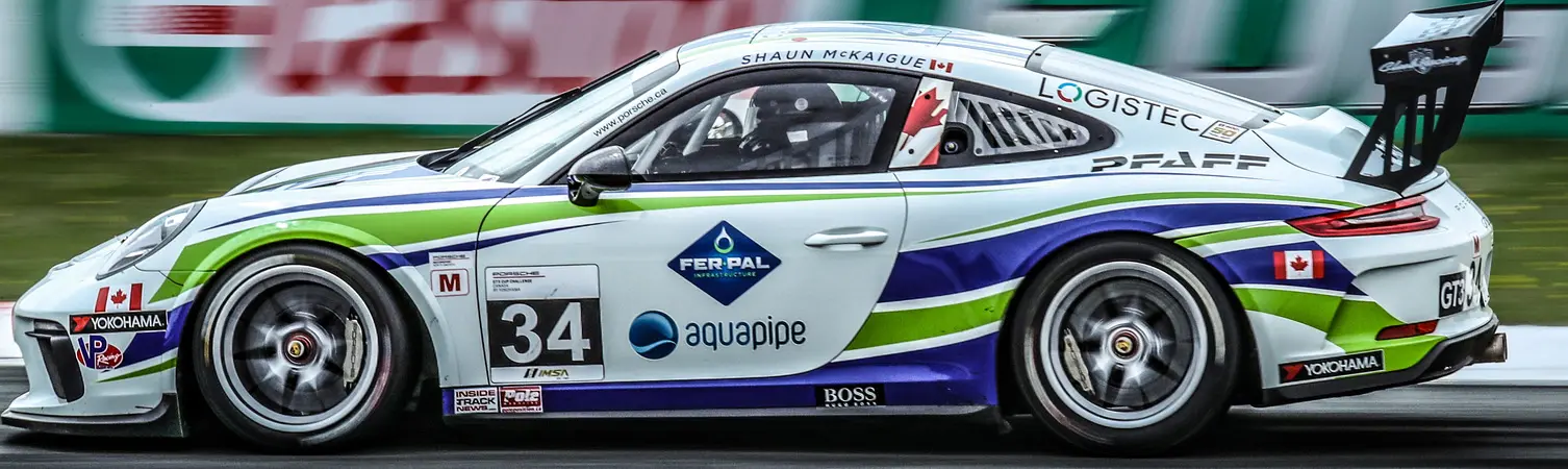 トラックを疾走するレースカー